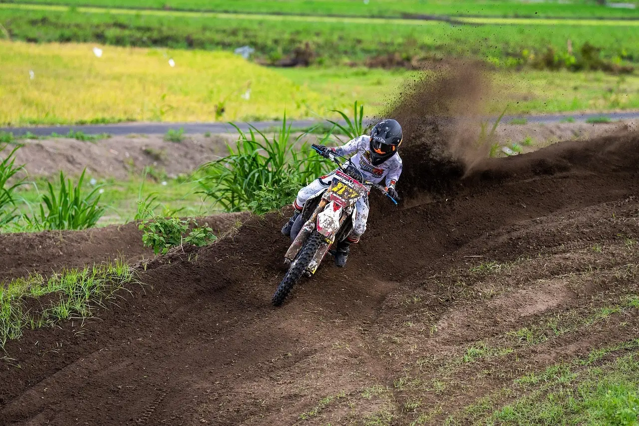 Motocross-kører i sving